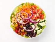 Várias saladas de verduras com cebolas vermelhas e feta — Fotografia de Stock