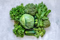 Variedades variadas de verduras verdes - foto de stock
