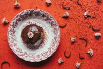 Una tarta de chocolate con cerezas - foto de stock