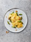Ziegenkäse-Ravioli mit grünem Spargel, Walnüssen, Chiliflocken und Olivenöl — Stockfoto