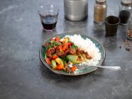 Carne asada crujiente con verduras y arroz (Asia) - foto de stock