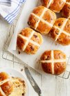 Hot Cross Buns cooling on a rack sitting — Stock Photo