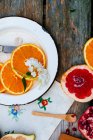 Тарелка с апельсинами, виноградом — стоковое фото