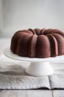 Gâteau Bundt au chocolat sur pied — Photo de stock