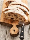 Томатний хліб на дерев'яній дошці — стокове фото