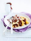Crepes con peras, nueces de pacana, salsa de chocolate y helado - foto de stock