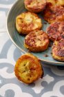 Домашние печеные картофельные блинчики с сыром и чесноком — стоковое фото
