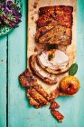 Crispy fennel and sage pork with cider baked apples and red cabbage — Stock Photo