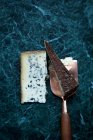 Blauschimmelkäse 'Carublu' mit einem Käsemesser (von oben)) — Stockfoto