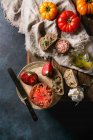 Pomodori biologici rossi e gialli con olio d'oliva, aglio, sale e pane per insalata o bruschetta — Foto stock