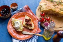 Antipasti: Focaccia mit Rosmarin, getrockneten Tomaten und Mozzarella — Stockfoto