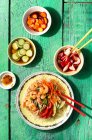 Salada de macarrão japonesa com camarões e picles — Fotografia de Stock