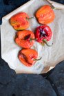 Gegrillter Paprika aus dem Ofen auf Backpapier — Stockfoto