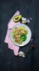 Linguine con avocado, aglio, formaggio feta e pesto — Foto stock