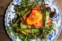 Insalata di pomodoro con asparagi e olive — Foto stock