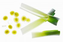 Leek, outer leaves and slices lit from behind (seen from above) — Stock Photo