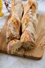 Pão fresco assado com queijo e especiarias — Fotografia de Stock