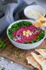 Beetroot hummus with chickpeas, parsley and flatbread — Stock Photo
