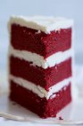 Uma fatia de bolo de veludo vermelho — Fotografia de Stock