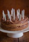 День народження шоколадний торт зі свічками — стокове фото