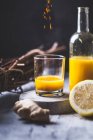 Detox und Ingwer Shots mit Ingwersaft, Orangensaft, Zitronensaft, Kurkuma und Chili — Stockfoto