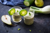 Смугасті коктейлі з фенхелю, огірка та груші (вегетаріанські ) — стокове фото