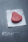 Un filete crudo de carne de res en pergamino - foto de stock