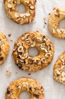 Cookies rings with hazelnuts on baking paper - foto de stock
