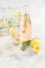 Розовый лимонад с лимоном и розмарином — стоковое фото