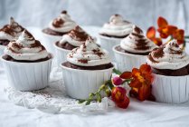 Chocolate cupcakes with banana cream (vegan) — Stock Photo