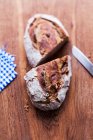 Крупным планом вкусный ореховый хлеб, наполовину — стоковое фото