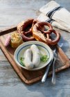 Белые сосиски с крендельками и сладкой горчицей — стоковое фото