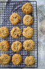 Cookies on wire rack, top view — Photo de stock