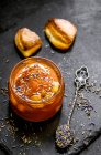 Plan rapproché de délicieuses confitures d'abricot avec lavande et biscuits — Photo de stock