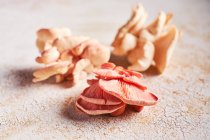 Крупним планом знімок смачних рожевих устричних грибів — стокове фото