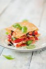 Lasagne mit Erdbeeren und Serrano-Schinken mit Filoteig und Balsamico-Creme — Stockfoto