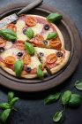 Піца з веганської цвітної капусти з помідорами, оливками, базиліком та веганським сиром — стокове фото