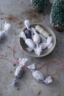 Рождественская дата и яблочные конфеты в качестве украшения елки — стоковое фото