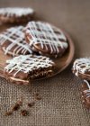 Biscoitos de chocolate recheados de creme na superfície do saco — Fotografia de Stock
