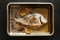 Смажений морський кущ з лимонами — стокове фото