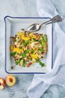 Gebratener Blumenkohlsalat mit Pfirsich, Mais, Zitrone, Halloumi, Bimi und Pistazien — Stockfoto
