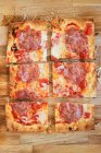 Pizza de pan plano con salami - foto de stock
