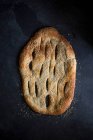 Primer plano de delicioso pan plano con semillas de sésamo - foto de stock
