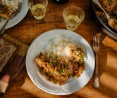 Chuletas de cerdo al vapor con arroz y cebolla verde - foto de stock