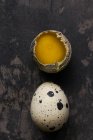 Два перепелиних яйця: цілі і тріснуті відкриті — стокове фото