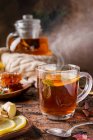 Glas heißer Tee mit Minze, Honig, Ingwer und Zitrone — Stockfoto