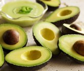 Zuppa di avocado e metà avocado — Foto stock