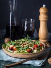 Roher Salat mit Walnüssen und Käse übergossen mit Balsamico-Glasur — Stockfoto