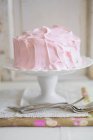 Primer plano de delicioso pastel de chocolate con glaseado rosa - foto de stock