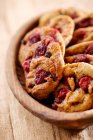 Cherry cookies in a wooden bowl - foto de stock